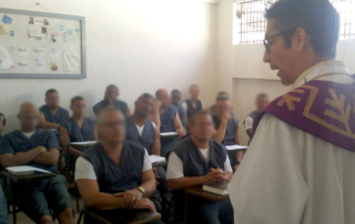 Pastoral Penitenciaria. El Obispo durante una celebración en la cárcel.