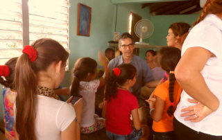El Obispo Juan Gabriel Díaz Ruíz en una pequeña comunidad.