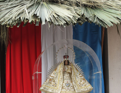 Entre hombres que pretenden ser dioses, Dios se hace hombre