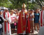 Mons. Juan Gabriel Díaz Ruíz en procesión en Ciego de Ávila